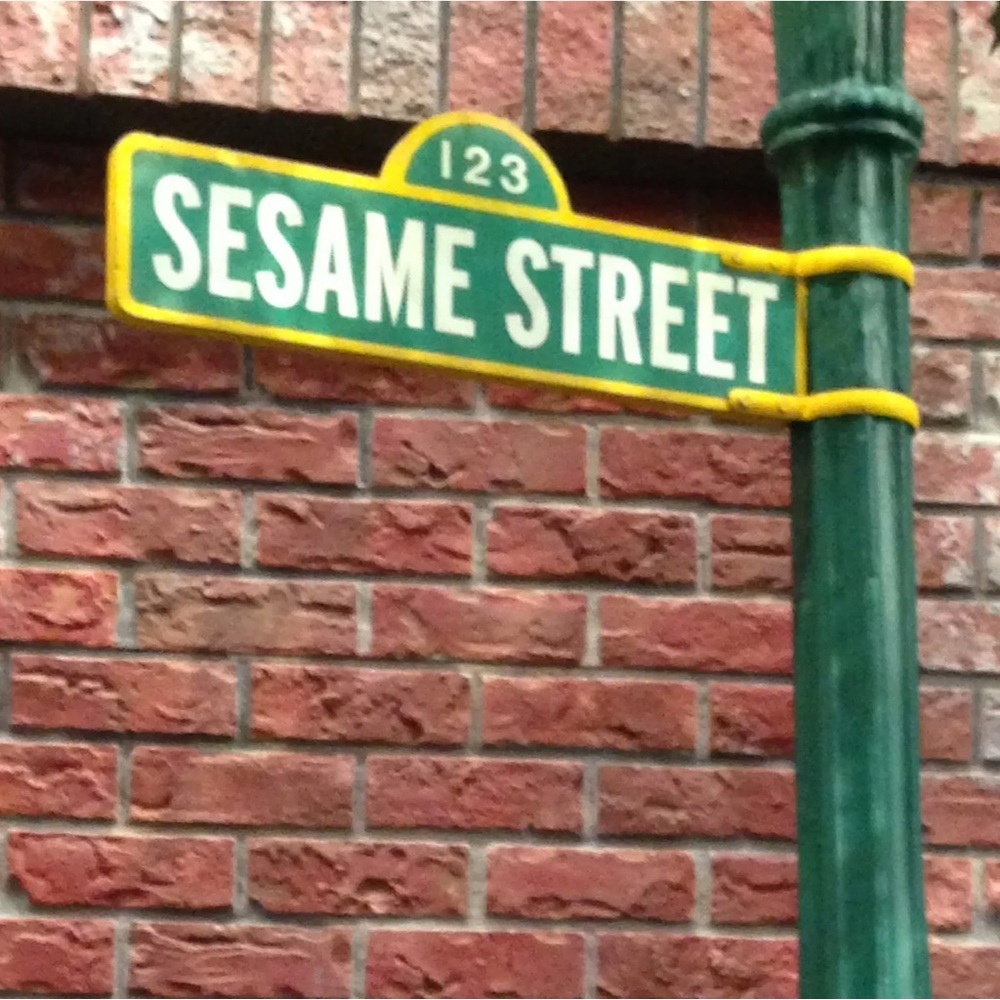 𝐒𝐞𝐬𝐚𝐦𝐞 𝐒𝐭𝐫𝐞𝐞𝐭 Heart Characters Plush Throw & Blanket - Picture 6 of 10